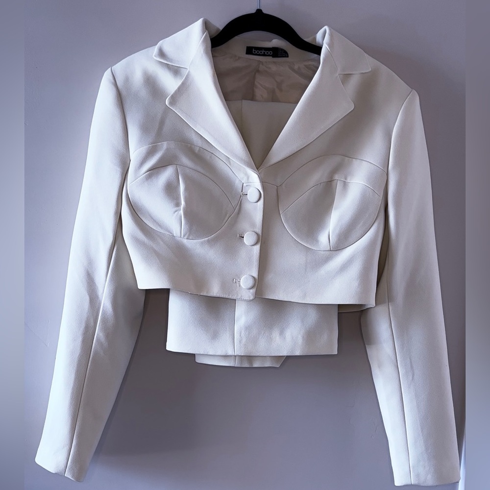Boohoos collared crop blazer with a matching wrap Front tailored mini skirt